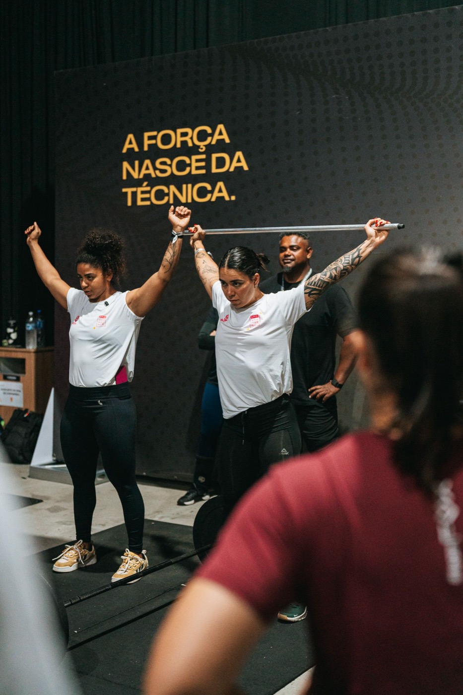 Coaches praticando a posição overhead durante o I.R.C Xperience